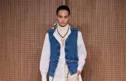 Lilly Sarti: 20 anos de moda cosmopolita entre o tempo e o tecido