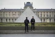 Louvre reabre com segurança reforçada após roubo milionário de joias em cena digna de cinema