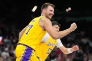 Luka Doncic Brilha na Reabertura da NBA: Lakers vs Warriors em Duelo Épico