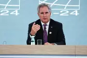 Milei promove ministro das Finanças a chanceler em reformulação do governo argentino