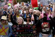 Onda de Protestos Anti-Trump Toma as Ruas dos EUA: Multidões Marcham em Revolta