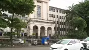 Pacientes usam raquetes elétricas para combater infestação de mosquitos em hospital do Recife