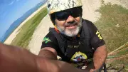 Paraglider tem aterrissagem inusitada em telhado de casa em Caraguatatuba: 'Não foi queda, foi pouso'