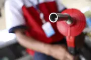 Petrobras anuncia queda de 4,9% no preço da gasolina nas distribuidoras | VEJA