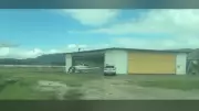Piloto e Ajudante Presos em SC: iPhones Ilegais Escondidos em Avião no Aeroporto de Navegantes