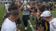 Segurança do Santos acerta bola em filha de Neymar e elenco se vinga com brincadeira pesada
