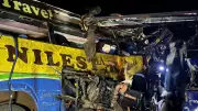 Tragédia em Uganda: Colisão entre ônibus deixa mais de 60 mortos e dezenas de feridos em acidente devastador