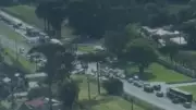 Tragédia na RMC: Criança sobrevive milagrosamente após colisão fatal entre carro e caminhão que vitimou casal