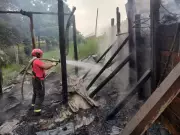 Tragédia no Amazonas: Incêndio em Casa de Madeira Mata Homem e Criança no Interior do Estado
