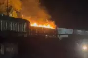 Vagão com Celulose em Chamas: Incêndio Persiste por 48 Horas e Mobiliza Bombeiros na Baixada Santista