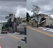 Ventos fortes transformam jogo em caos: Tenda decola em campo de futebol de Florianópolis