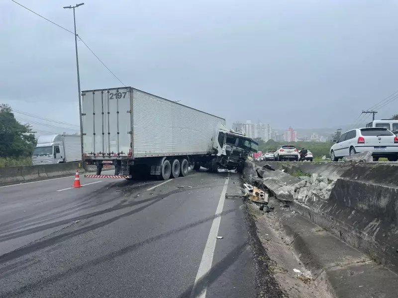 Acidente com carreta bloqueia BR-101 em SC em trecho perigoso