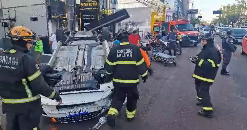 Acidente em Manaus: motorista dorme ao volante e carro capota
