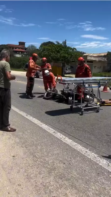 Acidente Grave na RJ-106: Motociclista em Estado Crítico Após Colisão com Caminhão em Araruama