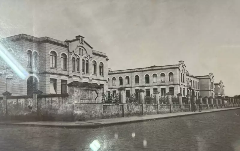 Acidente na SP-127: Caminhão-tanque tomba e interdita rodovia entre Itapetininga e Tatuí