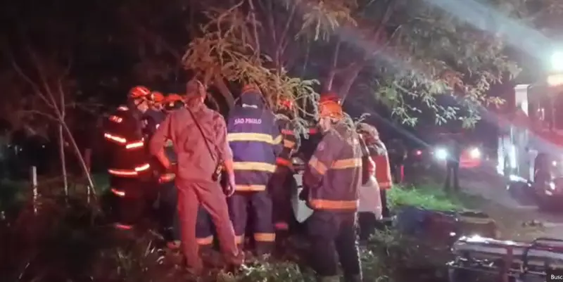 Acidente na SP-147 deixa motorista ferido após colisão frontal com árvore