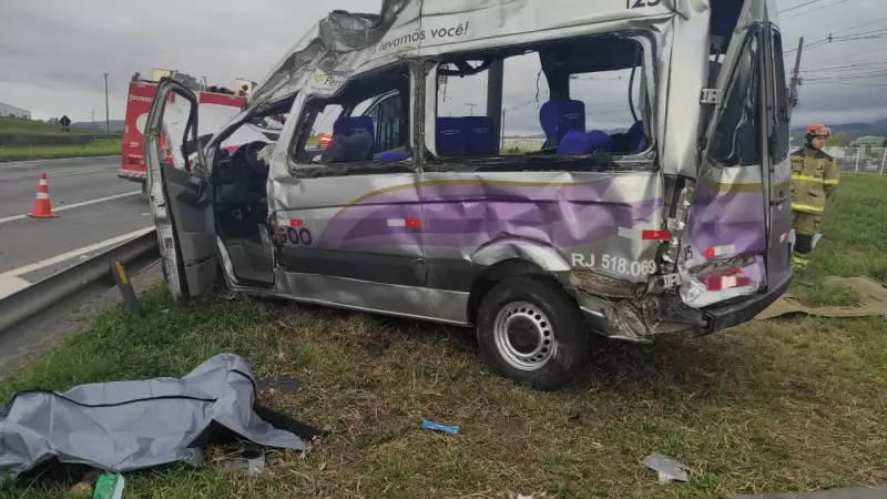 Acidente na Via Dutra: 2 mortos e 10 feridos em colisão entre van e caminhão