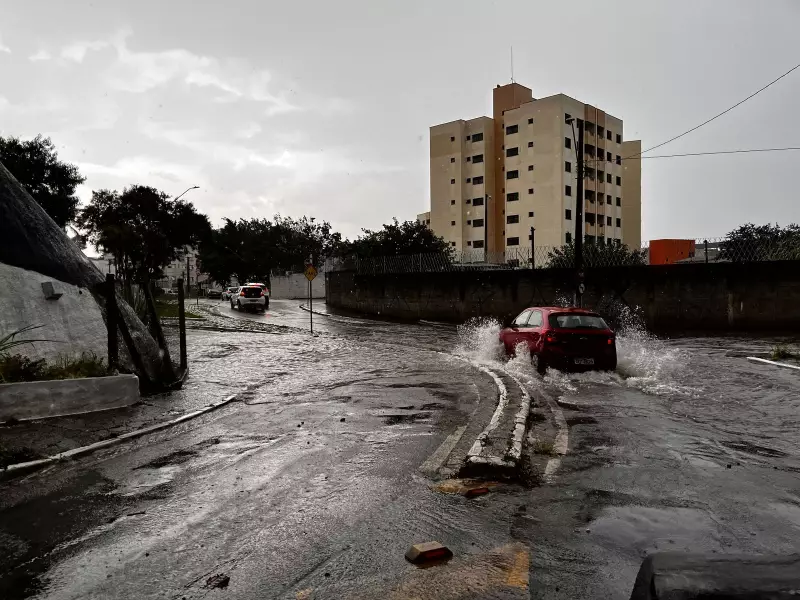 Alerta laranja: ventos de 100 km/h e chuva forte no Vale do Paraíba