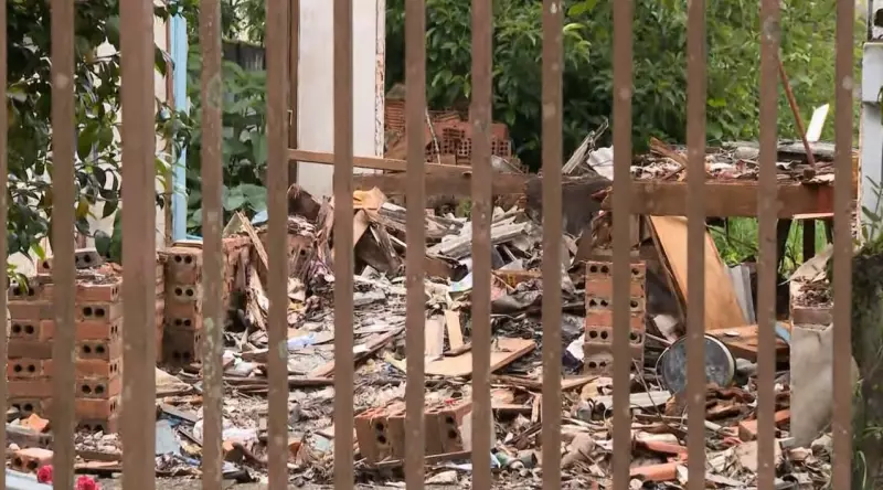 Arsenal de Guerra Encontrado em Casa em Demolição: Polícia Descobre Rifle, Munições e Explosivos em Curitiba