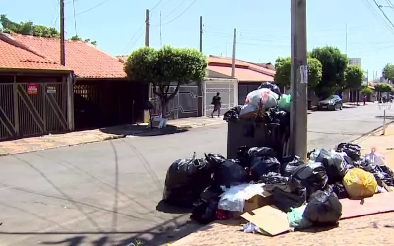 Atraso na coleta deixa lixo acumulado em bairros de Santa Bárbara d'Oeste