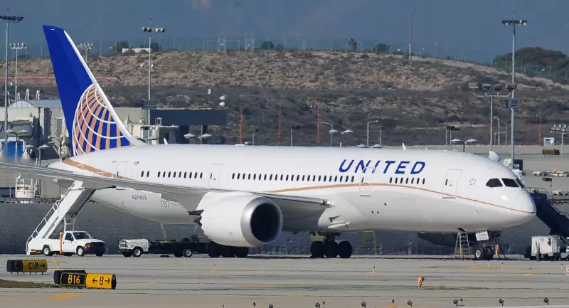 Balão meteorológico atinge avião da United Airlines e fere piloto