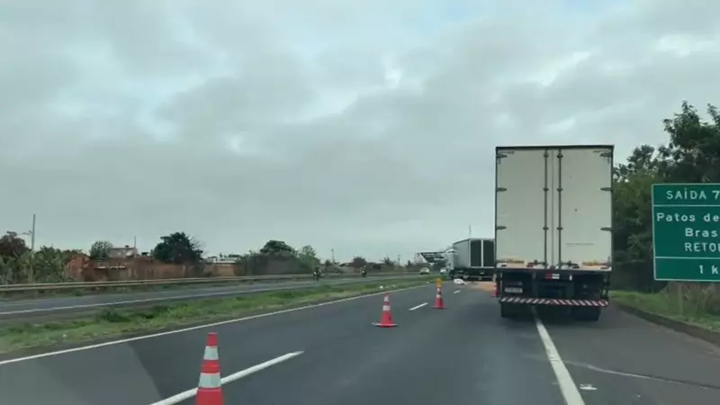 Batida Traseira Interrompe Tráfego na BR-050 em Uberlândia: Acostamento Vira Alternativa