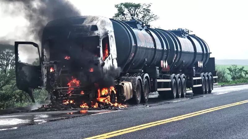 BR-262 vira palco de terror: caminhoneiro é rendido e carreta-tanque incendiada por criminosos armados