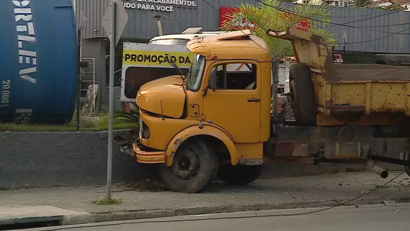 Caminhão bate em poste e deixa 200 sem energia em Juiz de Fora
