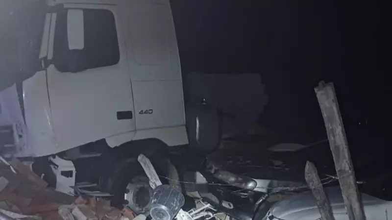 Caminhão carregado de mármore perde controle e destrói casa em Sertânia