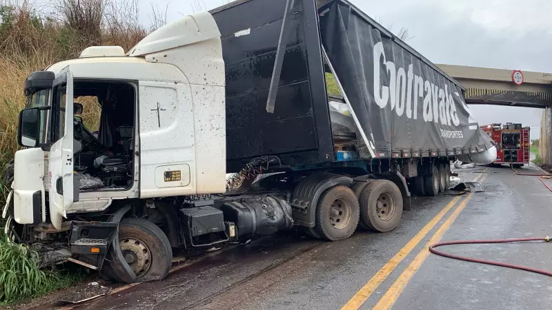 Caminhão Carreteira Tombou Próximo a Viaduto Ferroviário em Uberlândia: Acidente Interditou Via