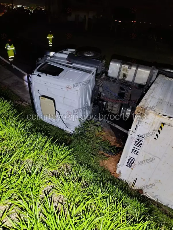 Caminhão com 24 toneladas de maçã tomba na Anhanguera em Campinas