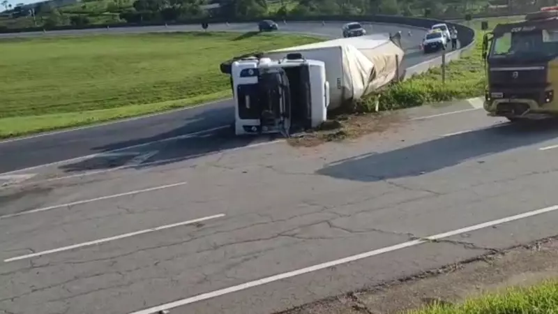 Caminhão com fraldas tomba na Dom Pedro I em Jacareí sem feridos