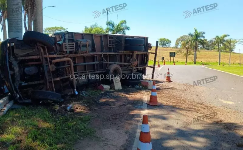 Caminhão com ovos tomba em Herculândia após pane mecânica