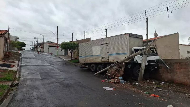 Caminhão sem freio invade casa em Rio Claro e causa destruição