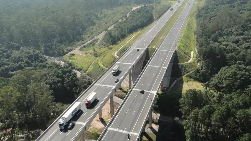 Caminhoneiro com bomba caseira bloqueia Rodoanel em SP
