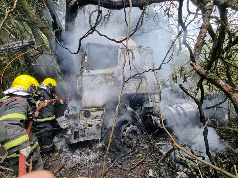 Carreta pega fogo na BR-265 após desviar de carro em São João del Rei