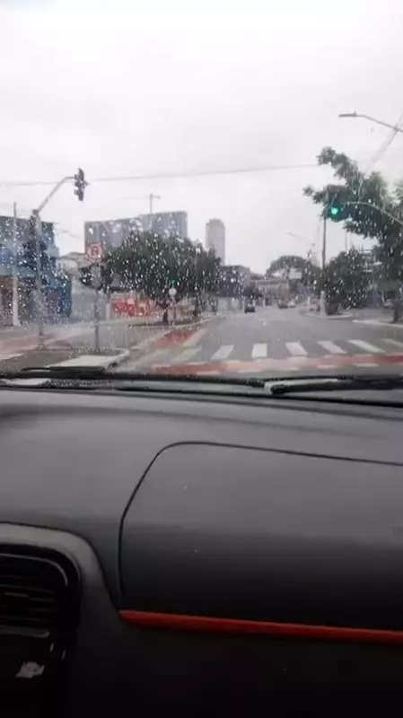 Carro capota na Zona Leste de SP após colisão em alta velocidade