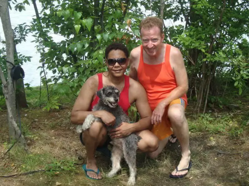 Casal LGBTQIA+ é encontrado morto por envenenamento em Minas Gerais: investigação aponta suspeitas de crime