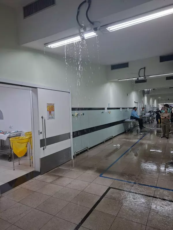 Chuva inunda Hospital João XXIII em BH: água jorra do teto