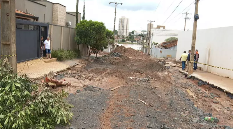 Chuvas Destroem Rua em Barretos: Obra de Drenagem Inacabada e Alerta de Moradores Ignorados