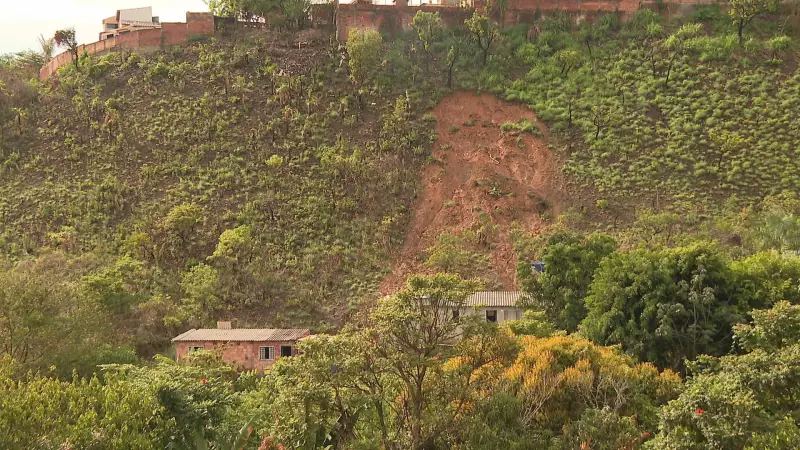 Chuvas Intensas Provocam Deslizamento em Arniqueira: Casas Interditadas pela Defesa Civil no DF