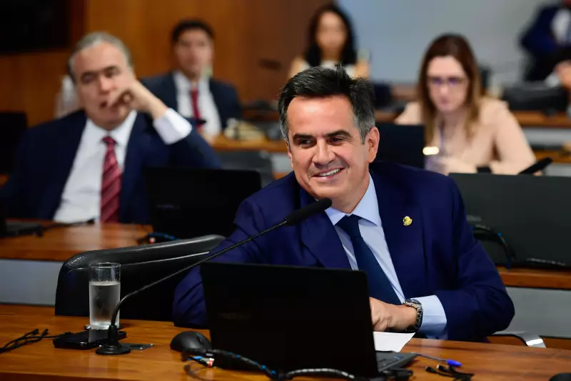 Ciro Gomes exalta Lula como 'nosso camisa 10' após críticas à operação no Rio