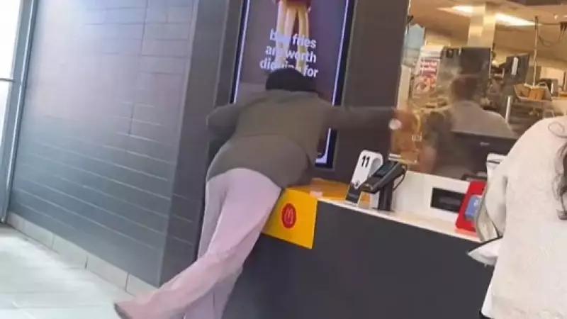 Cliente joga café quente em funcionária do McDonald's nos EUA