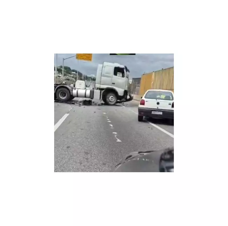 Colisão entre Caminhão e Moto Paralisa a Linha Amarela no Rio: Trânsito Intenso na Manhã desta Quinta