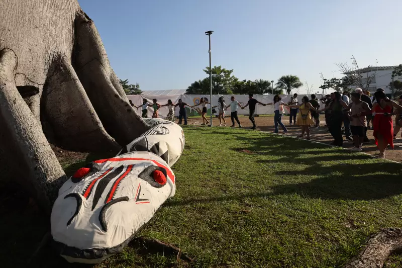 COP30: Indígenas transformam porta do evento em palco de resistência cultural com cantos e danças