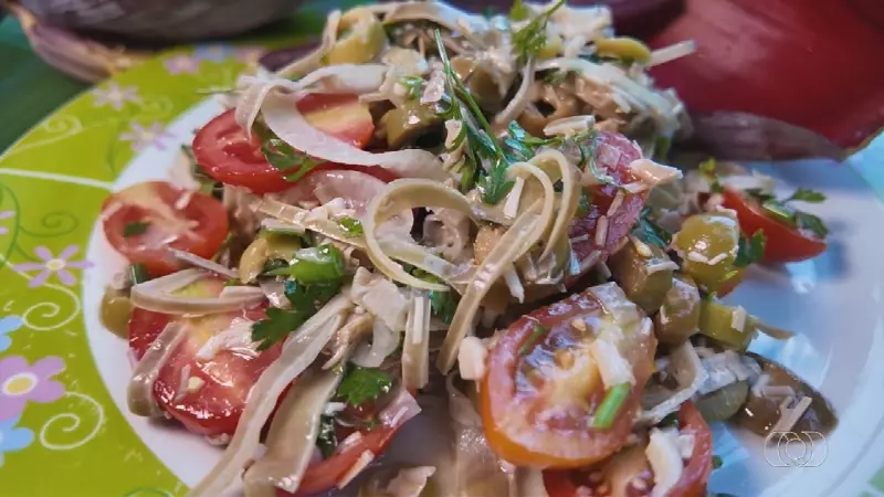 Coração da bananeira vira salada saborosa que lembra palmito