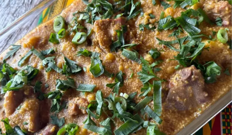 Costelinha de porco com canjiquina: receita afro-brasileira ensinada por Sônia