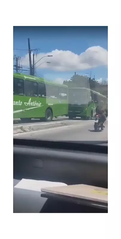 Criminosos sequestram 2 ônibus em barricada no RJ durante operação