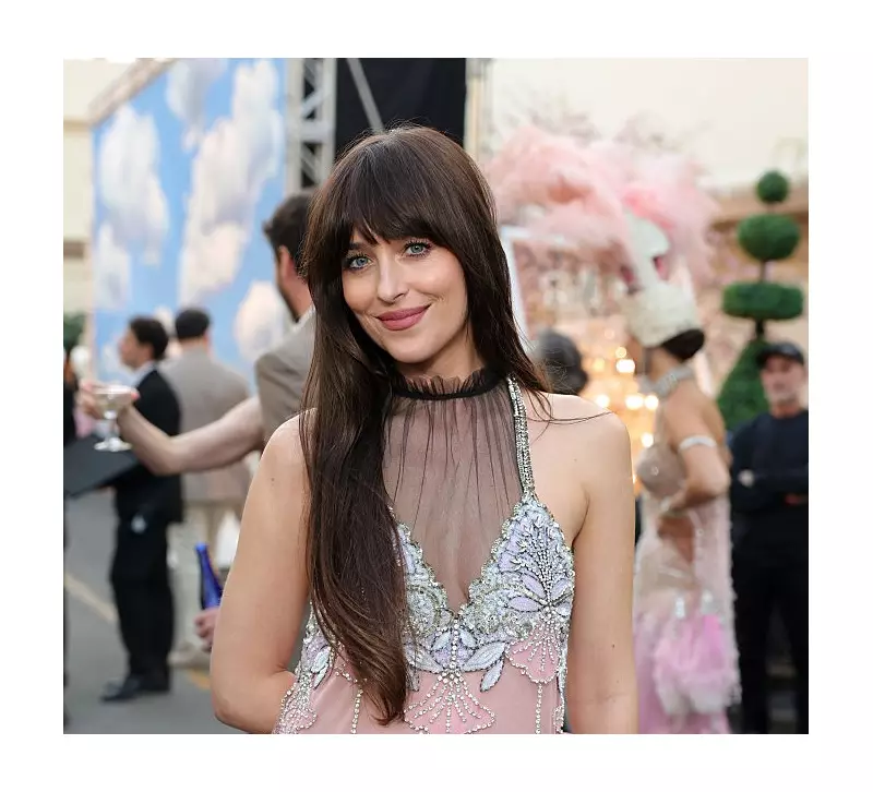 Dakota Johnson: A Franja Perfeita e o Martini Imediato - O Segredo de Estilo da Estrela