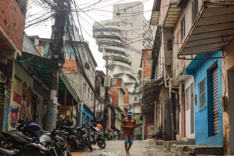 Dois Mundos em Uma Foto: A Chocante Desigualdade entre Paraisópolis e o Morumbi Vista de Cima